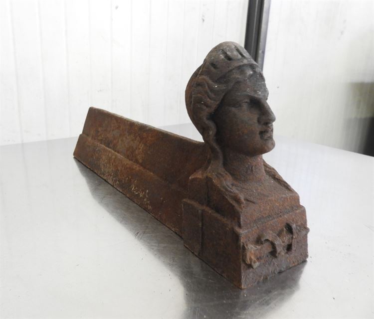 brucia legna - alza ceppo in ghisa - alare con testa di donna antico disponibile in attrezzatureusate.com